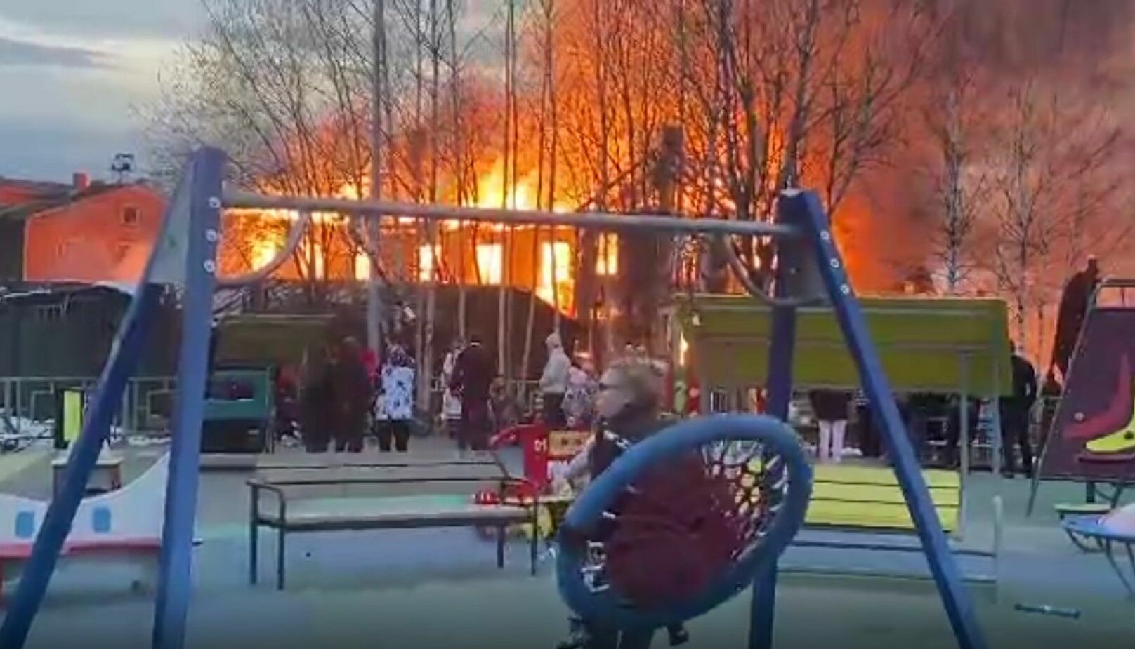 Видео дня: жители Котласа невозмутимо наблюдали за пожаром возле детской площадки