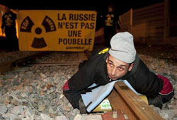 «Гринпис» трижды за ночь срывал отправку ядерных отходов из Франции в Россию