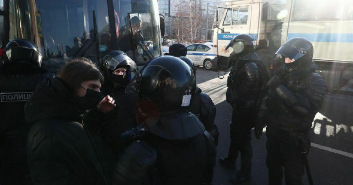 К зданию Мосгорсуда стянули автозаки перед заседанием по делу ФБК