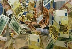 Евро стал дороже 45 рублей, доллар не отстает