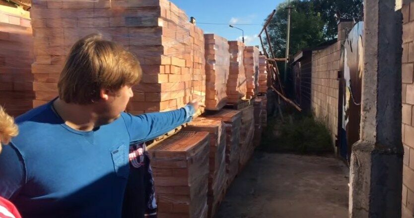 Руководство рязанского санатория, получившее в собственность дорогу, замуровало местных жителей кирпичным забором