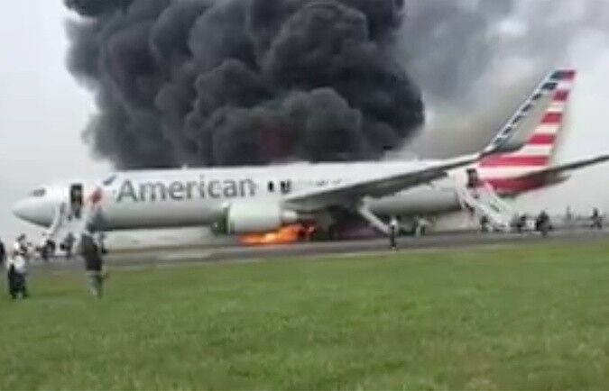 В США люди передавили друг друга при эвакуации из горящего самолета (ВИДЕО)