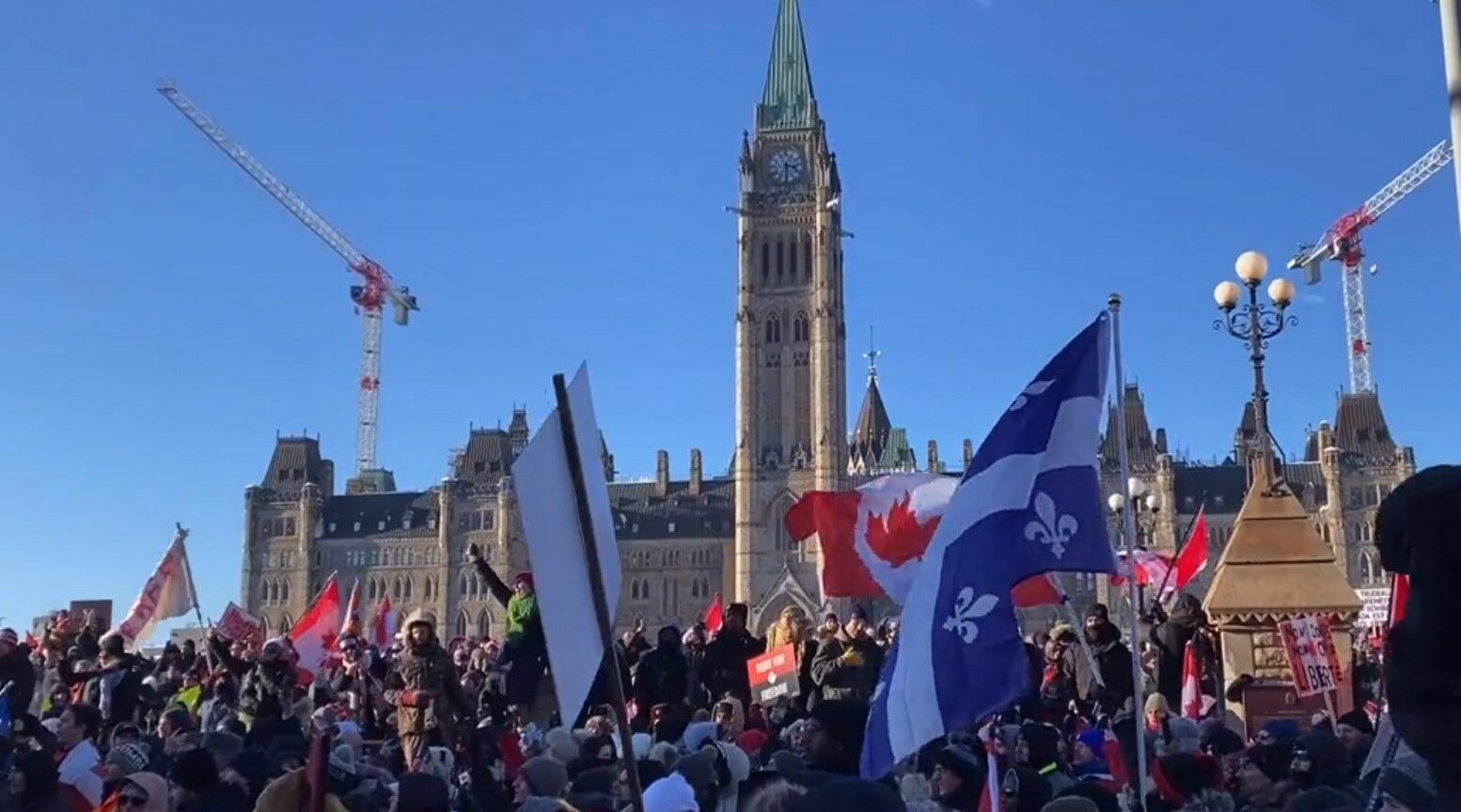 В столице Канады объявлен режим ЧП из-за протестов против COVID-ограничений