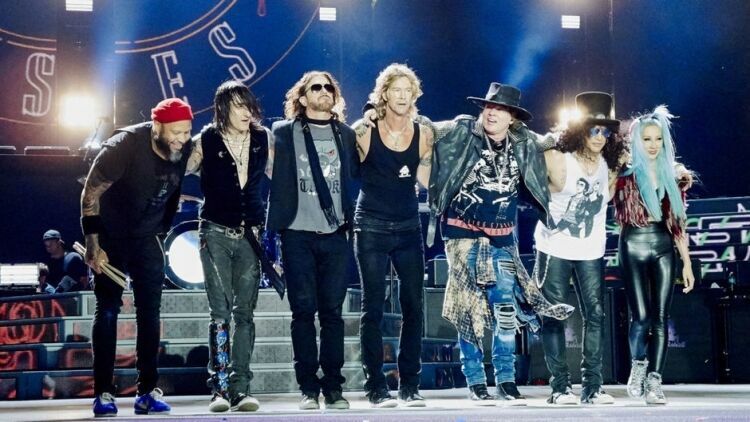 Участников Guns N' Roses задержали на канадской границе с оружием