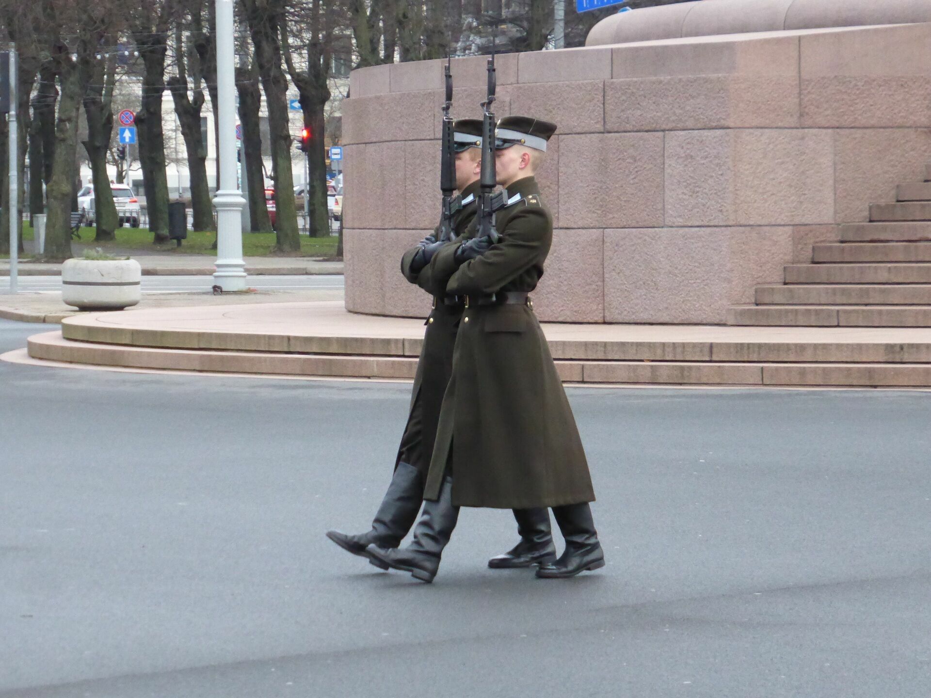 В Латвии задержаны протестующие против сноса памятника