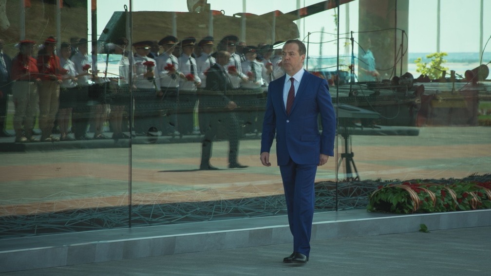 Зампред Совбеза Медведев съездил на военный полигон (ВИДЕО)