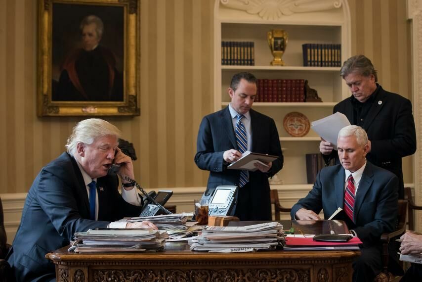 Дональд Трамп, Райнс Прибус, Стив Бэннон  (стоит) и Майк Пенс