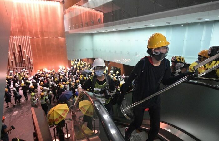 Протестующие ворвались в здание парламента Гонконга