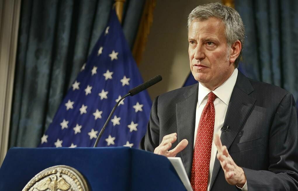 Мэр Нью-Йорка ушел в неоплачиваемый отпуск, чтобы сэкономить бюджет