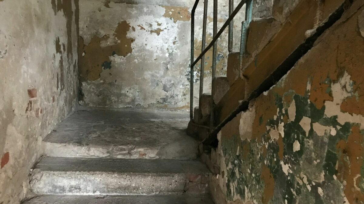 Крымские чиновники пытались поселить сироту в аварийную квартиру