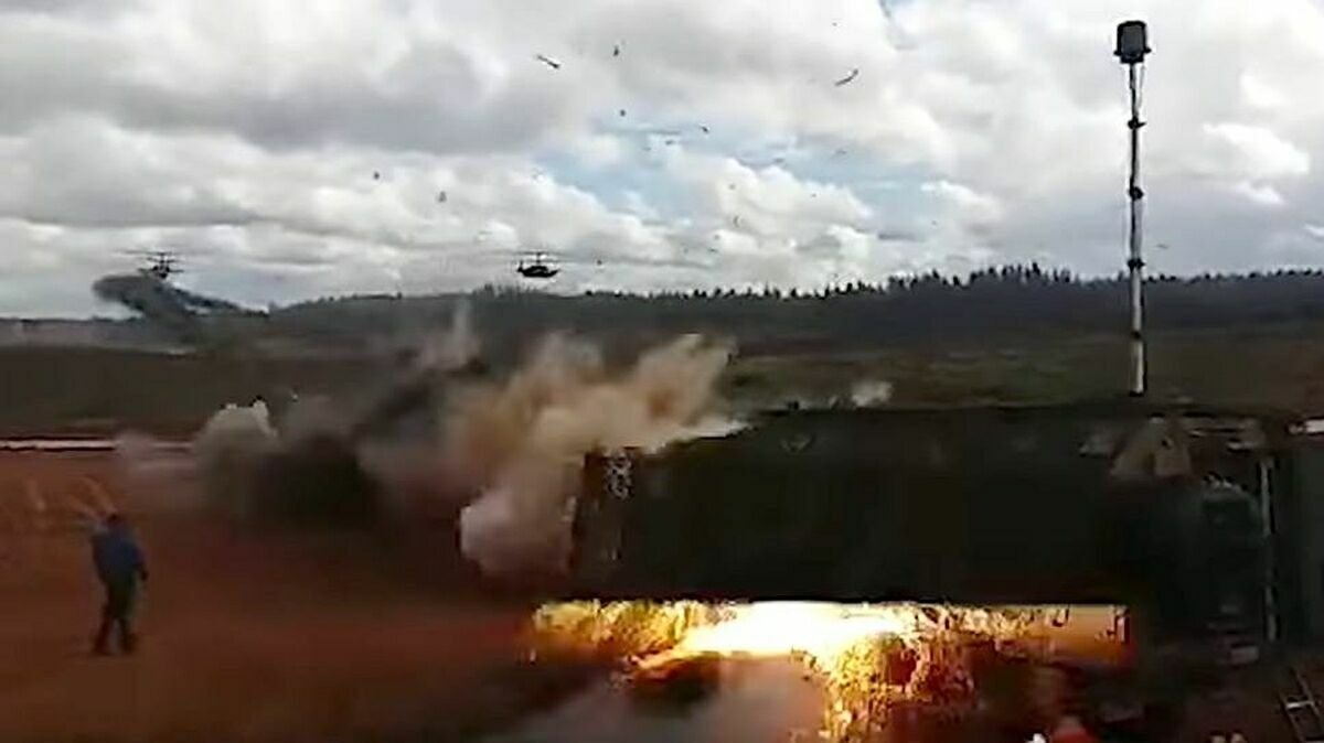 Двойная ошибка: вертолет Ка-52, выстреливший на учениях по зрителям, дал залп и по складам