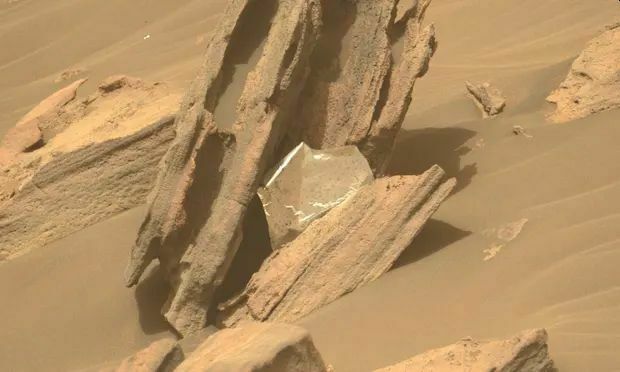 "Нечто неожиданное": вместо признаков жизни на Марсе нашли кусок термоодеяла
