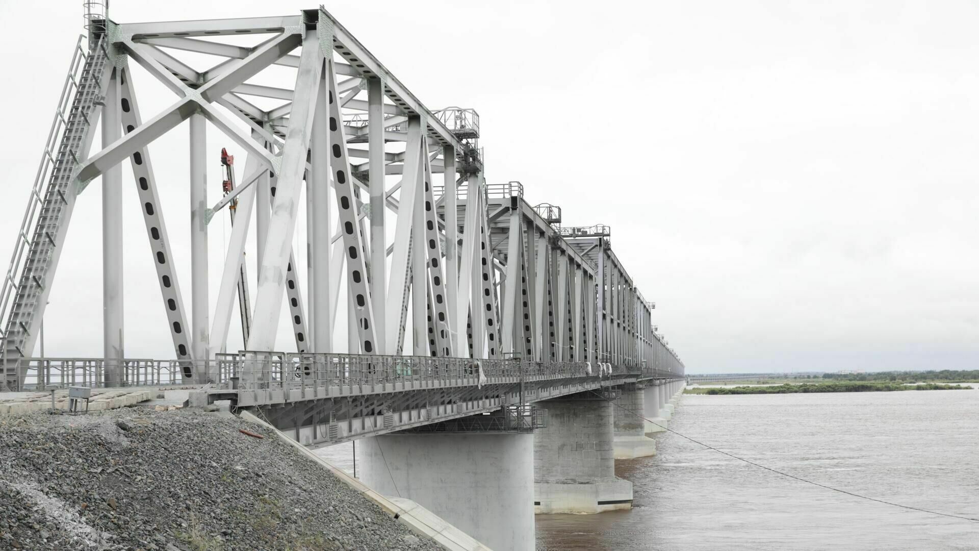 В ЕАО завершено возведение первого железнодорожного моста через Амур в Китай