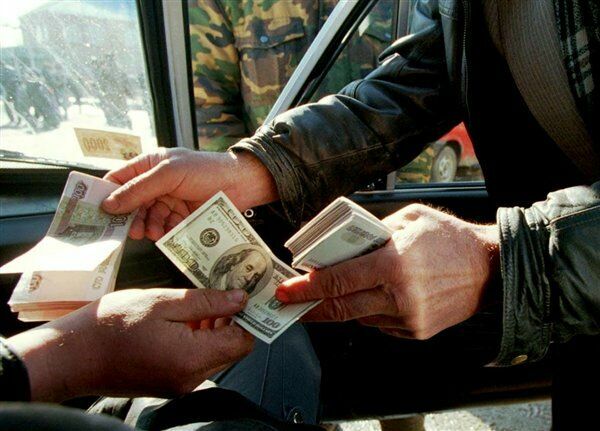 Москвичу под видом валюты вручили муляж на 138 млн рублей