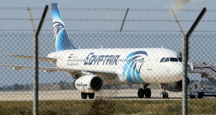 Источник в EgyptAir подтвердил крушение самолета: Airbus A320 упал в море