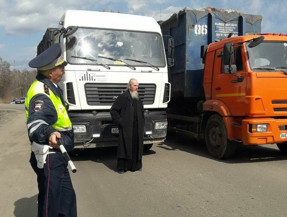 В Коломне задержали священника, перегородившего дорогу мусоровозам