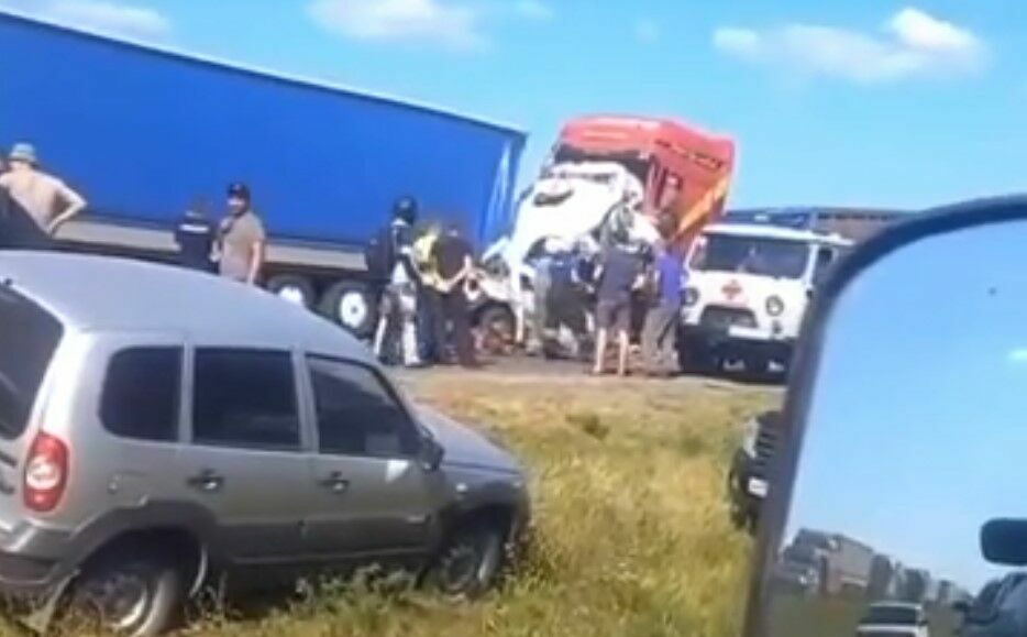 В Ульяновской области произошло смертельное ДТП с микроавтобусом и фурами (ВИДЕО)