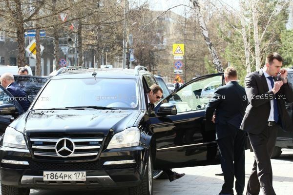 Фото: Медведев ездит по Омску, лично управляя "Мерседесом"