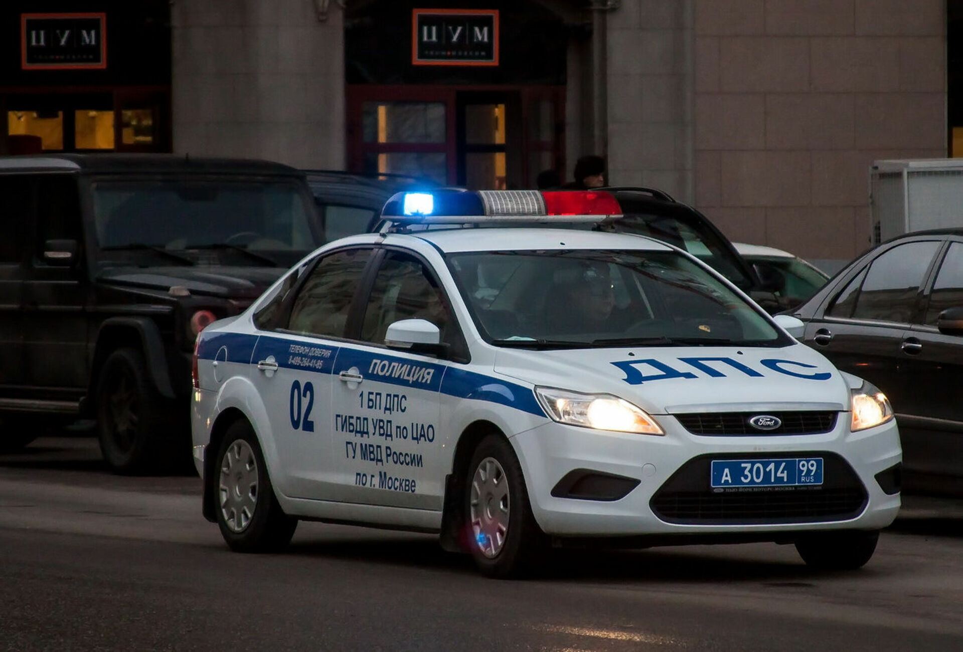 Полицейская машина уезжает. Форд фокус 2 полиция. Ford Focus 2 sedan полиция. Форд фокус 2 с мигалкой. Форд фокус 2 полицейский.