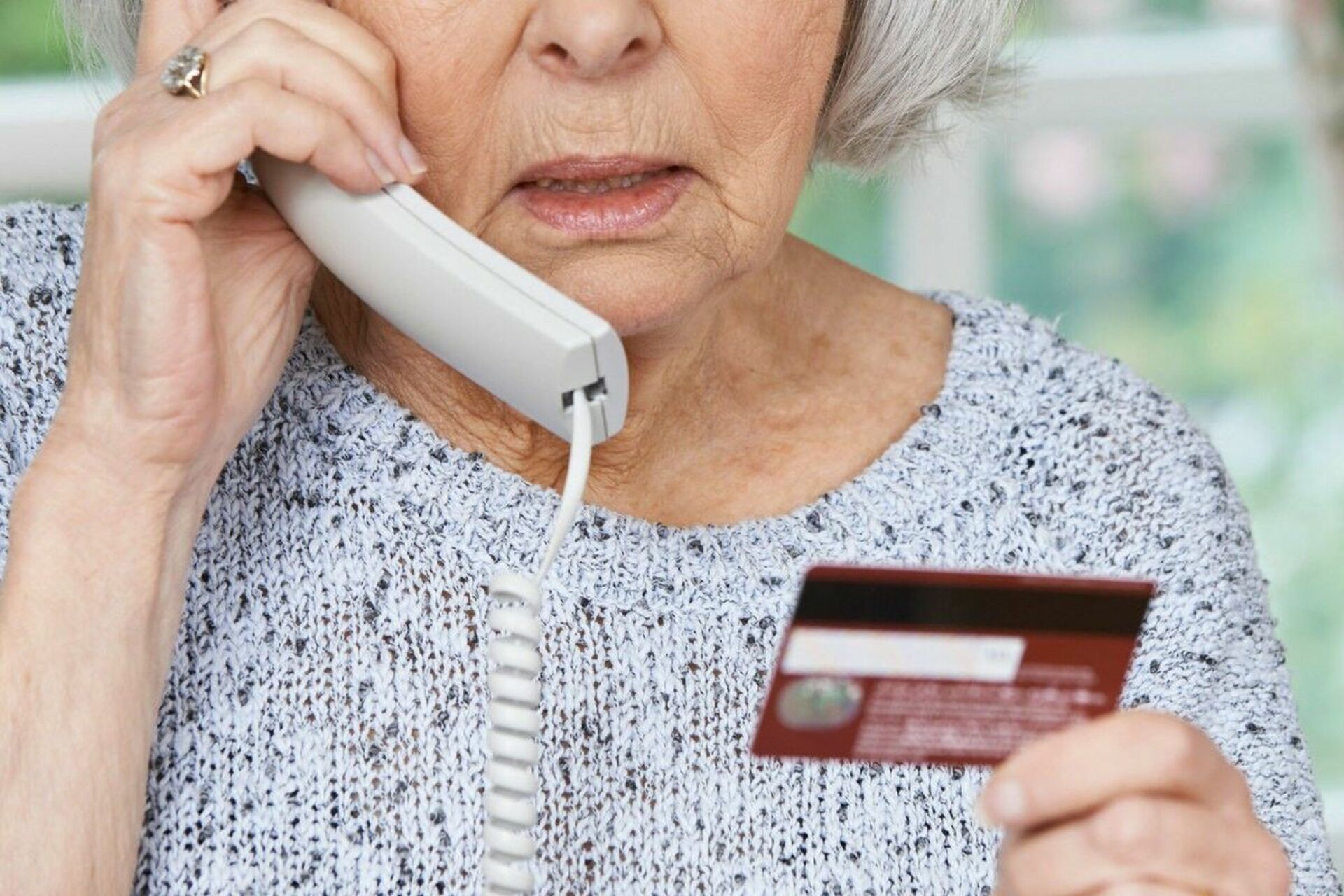 Мошенники на связи. Телефонные мошенники. Телефонное мошенничество. Пенсионерка с телефоном. Телефон для пенсионеров.