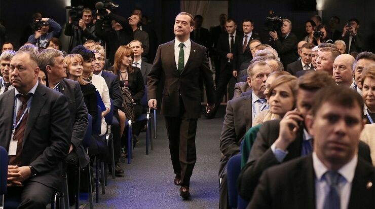 Медведеву обещал скидку торговец галстуками