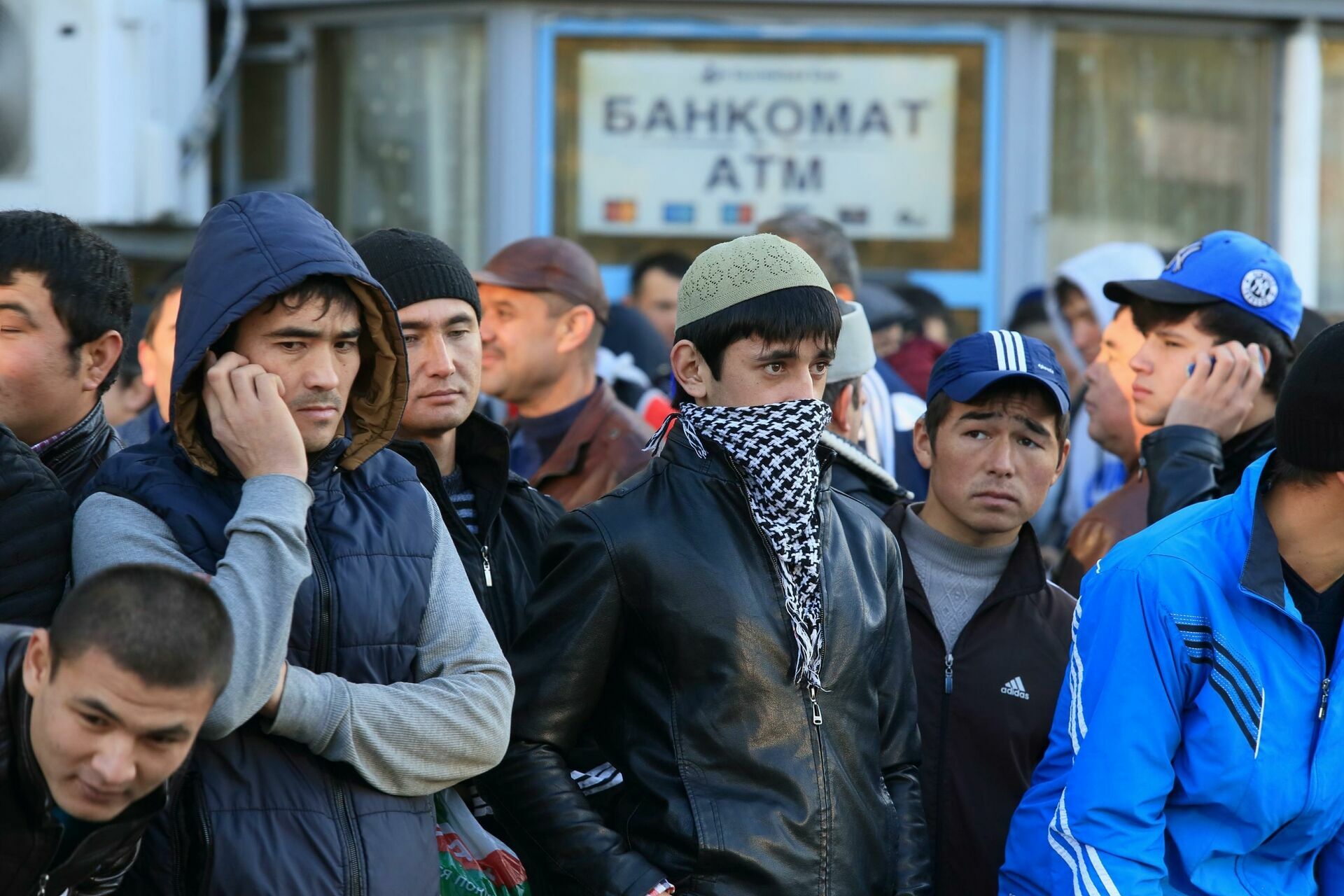 За год количество трудовых мигрантов в РФ уменьшилось на четверть