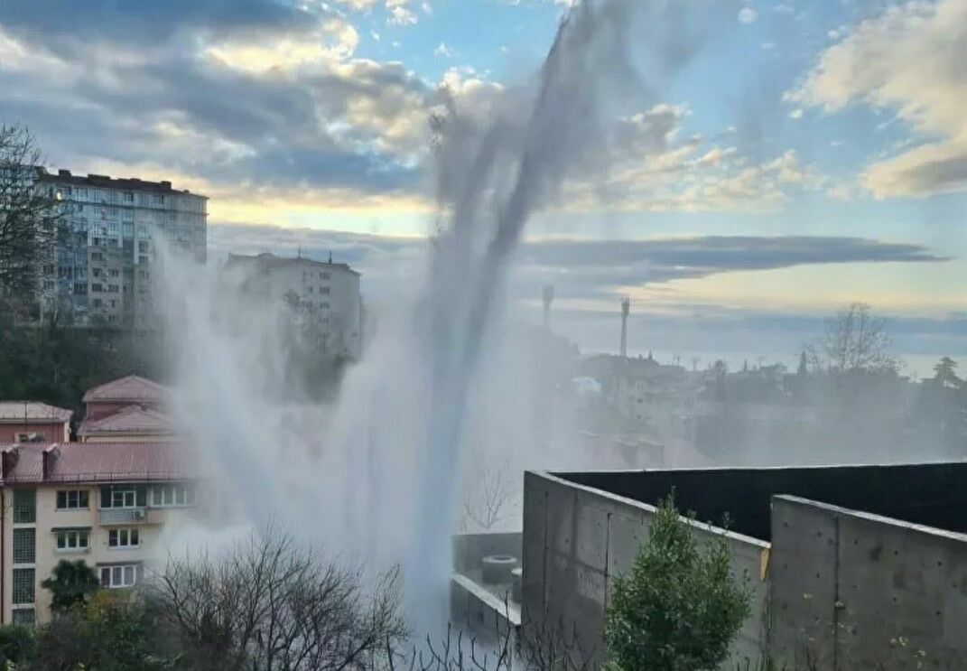 В Сочи оползень повредил магистральный водовод: «гейзер» бьет на 23 метра (Видео)