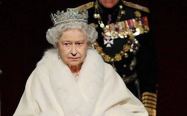 Королева Великобритании отказалась от изделий из натурального меха