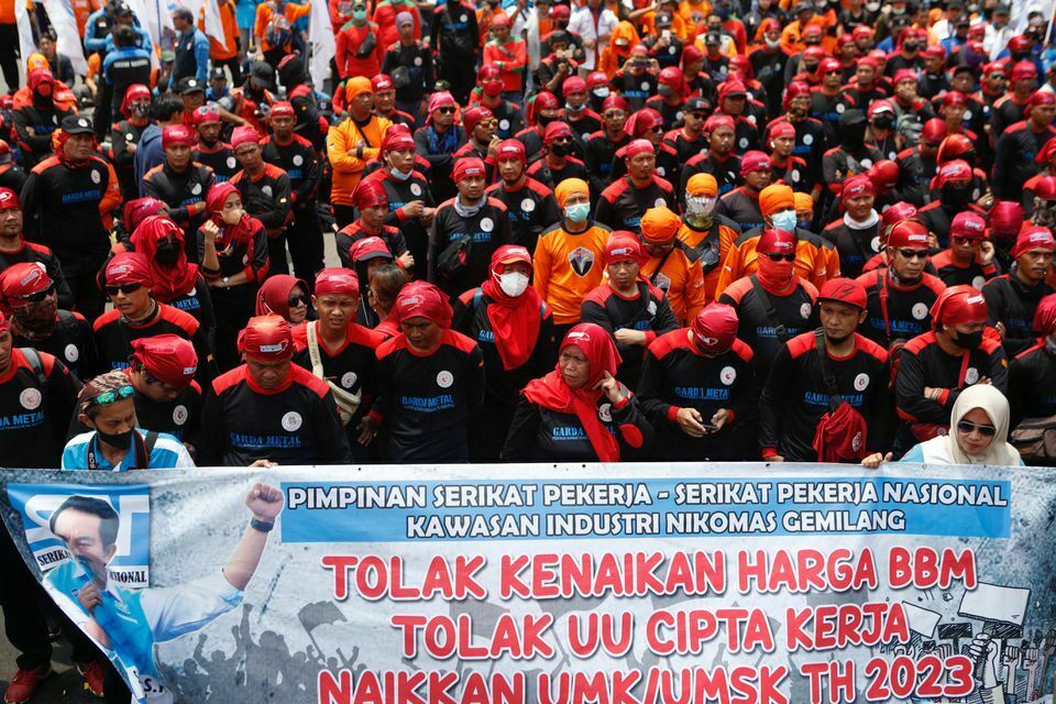 Тысячи жителей Индонезии вышли на протесты против роста цен на топливо