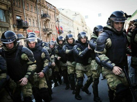 В Петербурге двое участников первомайской акции арестованы на 10 суток