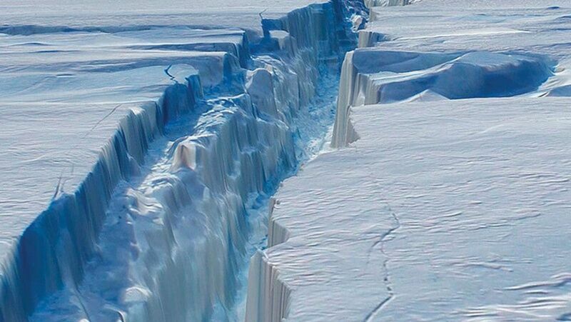 От Антарктиды откололся айсберг весом в триллион тонн