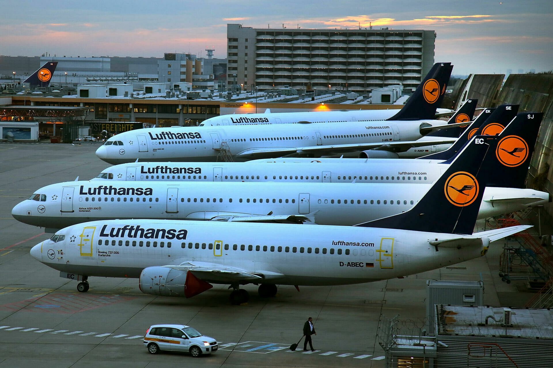 Авиакомпания Lufthansa согласилась поднять зарплату 20 тысячам работников