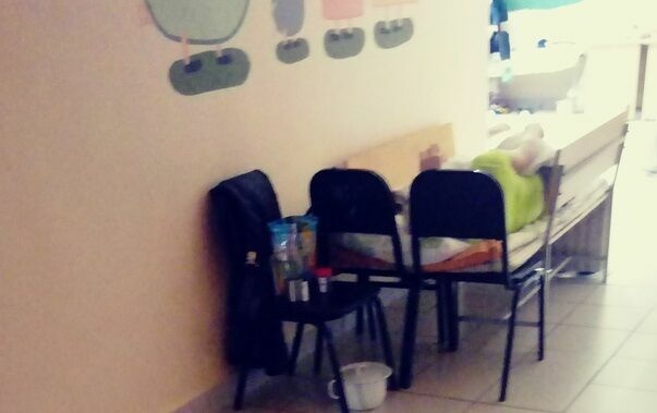 В больнице Омска дети лежат в коридорах на сдвинутых стульях
