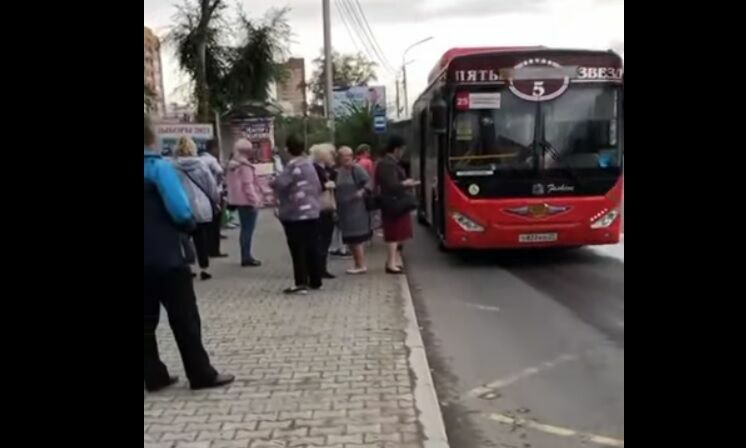 В Хабаровске водители автобусов высадили пассажиров, чтобы помолиться (видео)