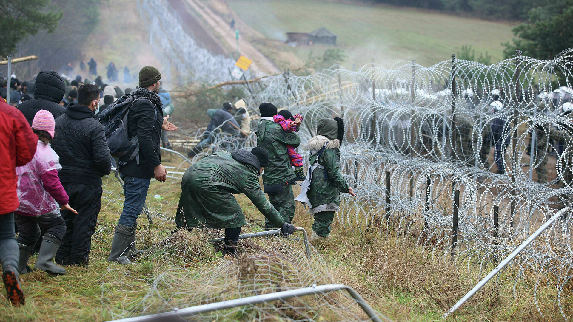 Белорусские пограничники заподозрили поляков в избиениях беженцев