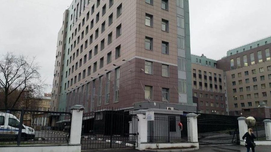 В Москве к управлению полиции подкинули подозрительный пакет с банками