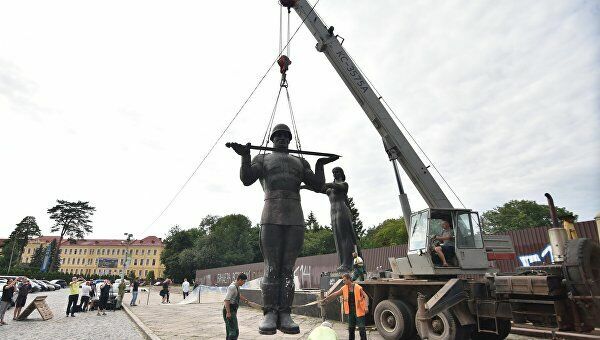 В МИД РФ назвали снос воинского мемориала во Львове вандализмом