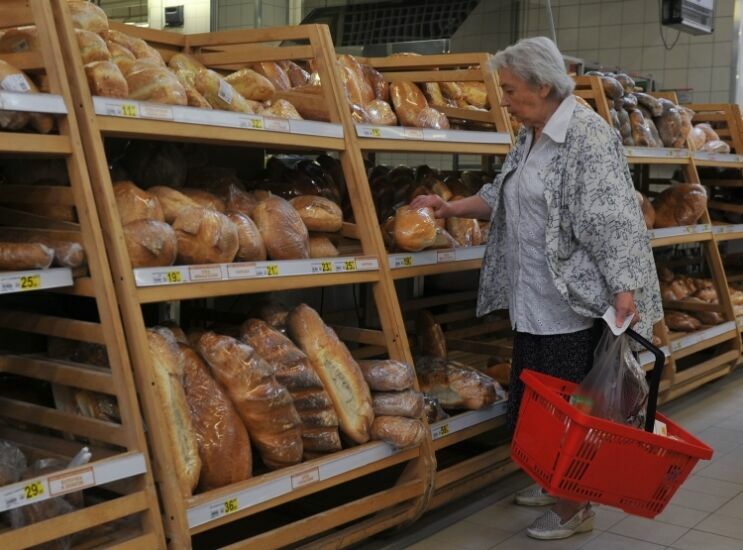 Большинство россиян экономят на еде и развлечениях