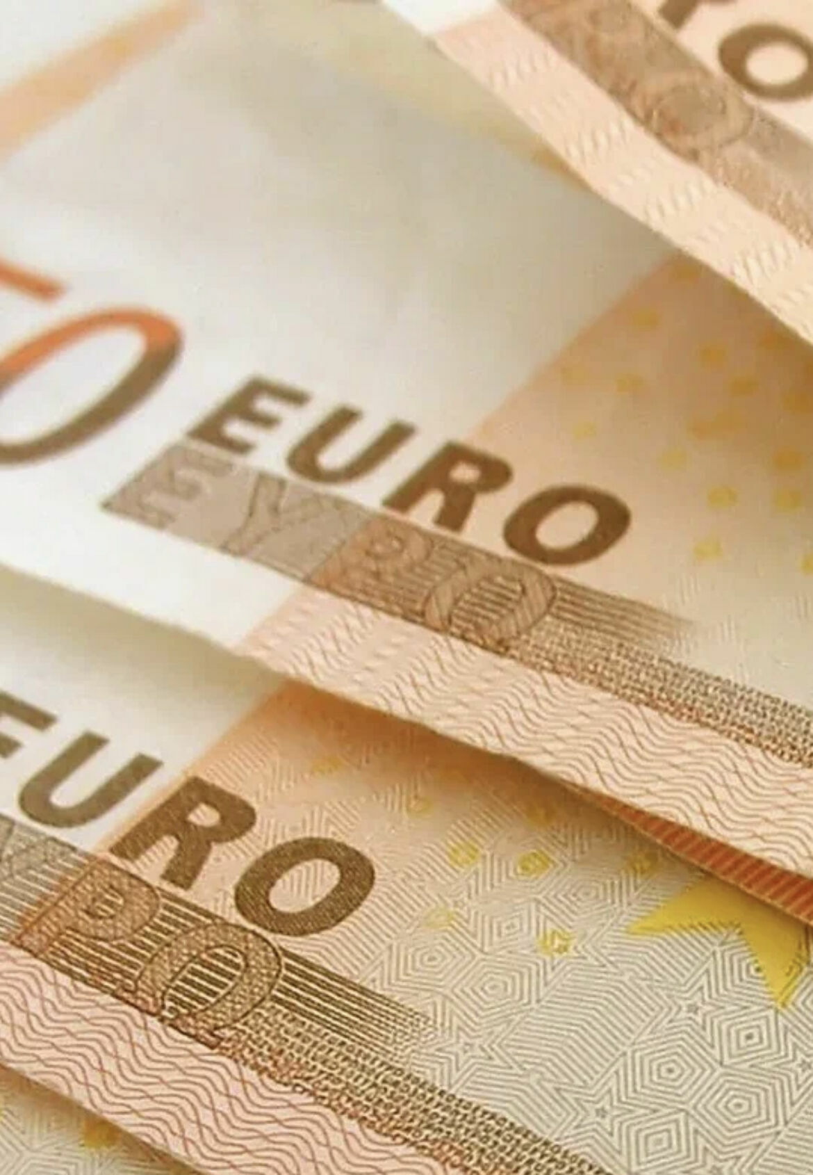 Евро впервые уступил доллару: торги начались с паритета, но потом валюта ЕС сдалась