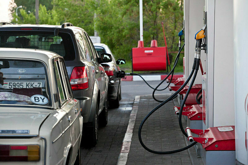 Цены на бензин упали в регионах России, на московских АЗС они стабилизировались