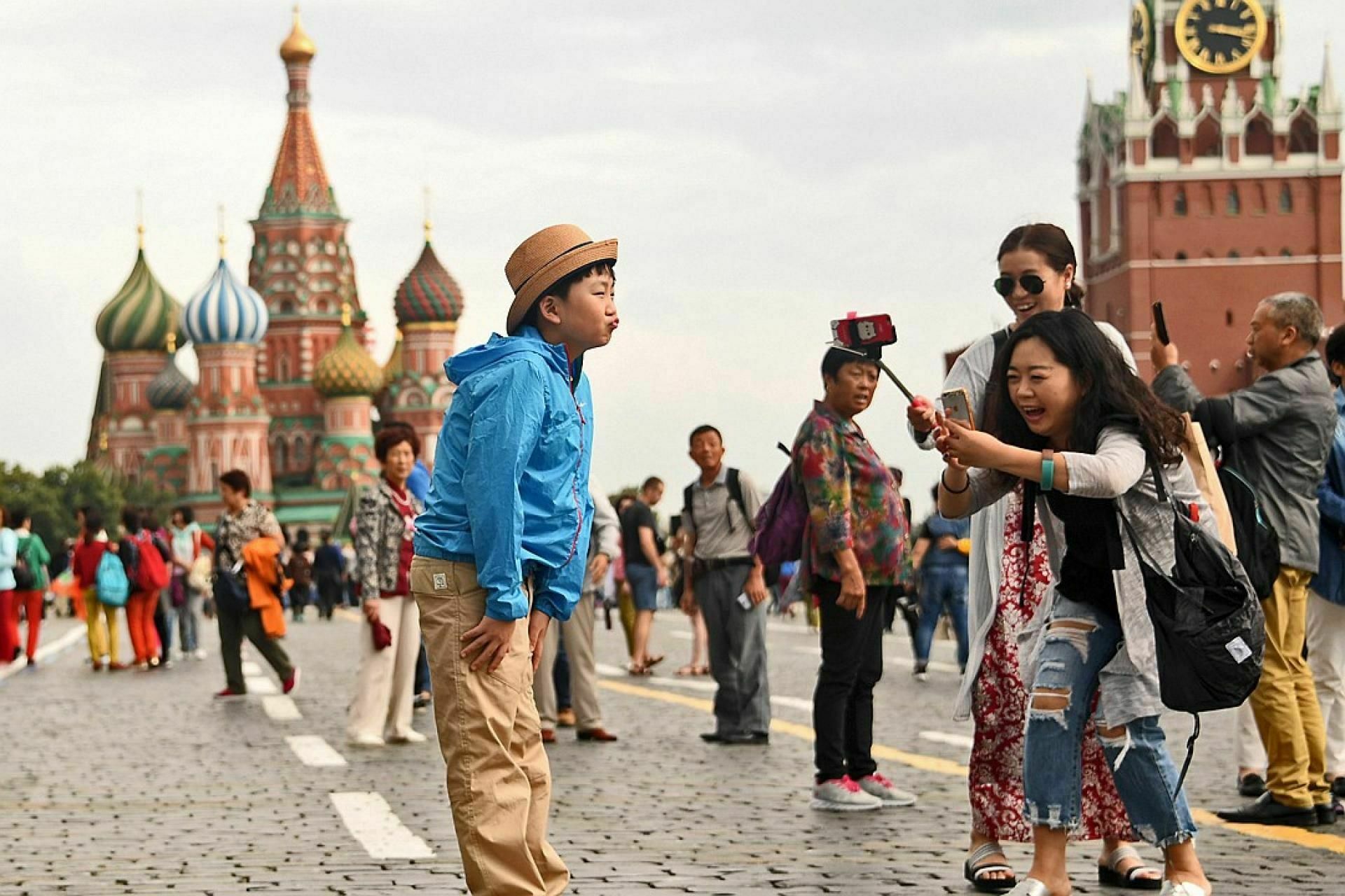 Экскурсия день россии. Туристы в России. Иностранные туристы в России. Туристы на красной площади. Китайские туристы.