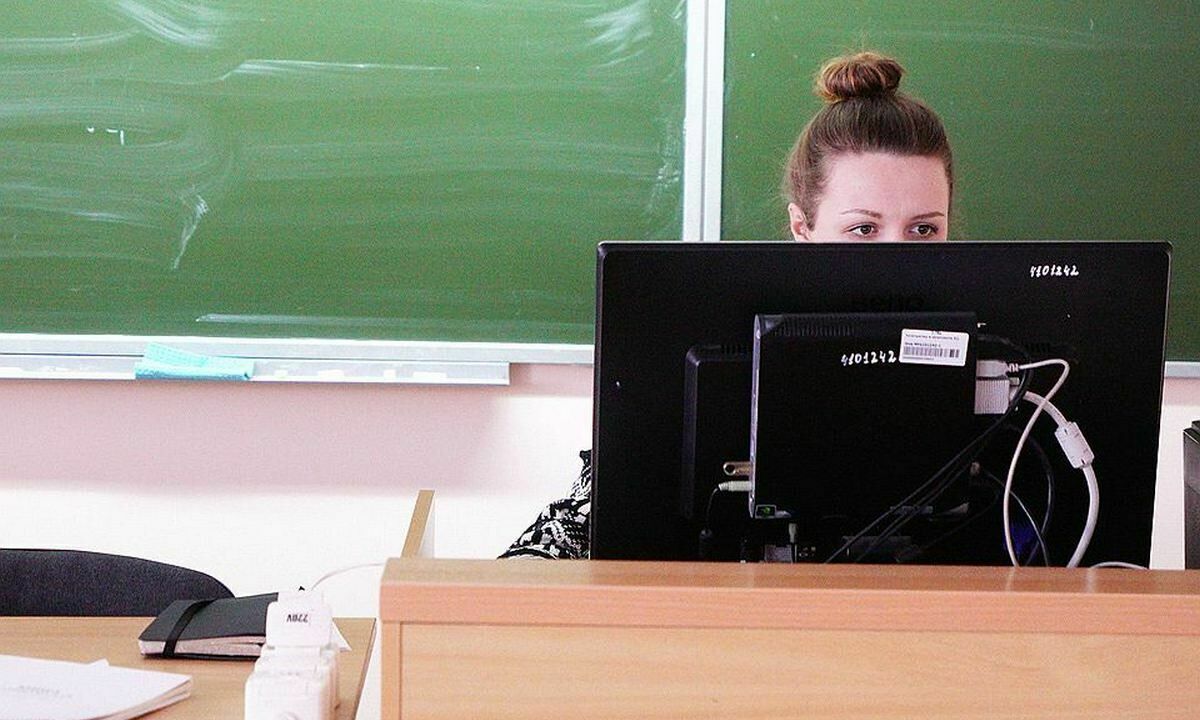 Курских учителей обязали следить за соцсетями школьников