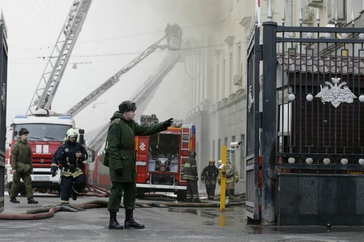 Пожар в здании Минобороны РФ тушили почти десять часов