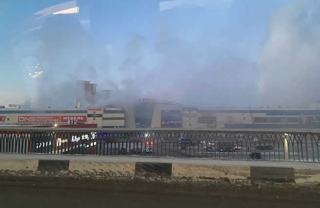 В Омске загорелся склад торгового комплекса