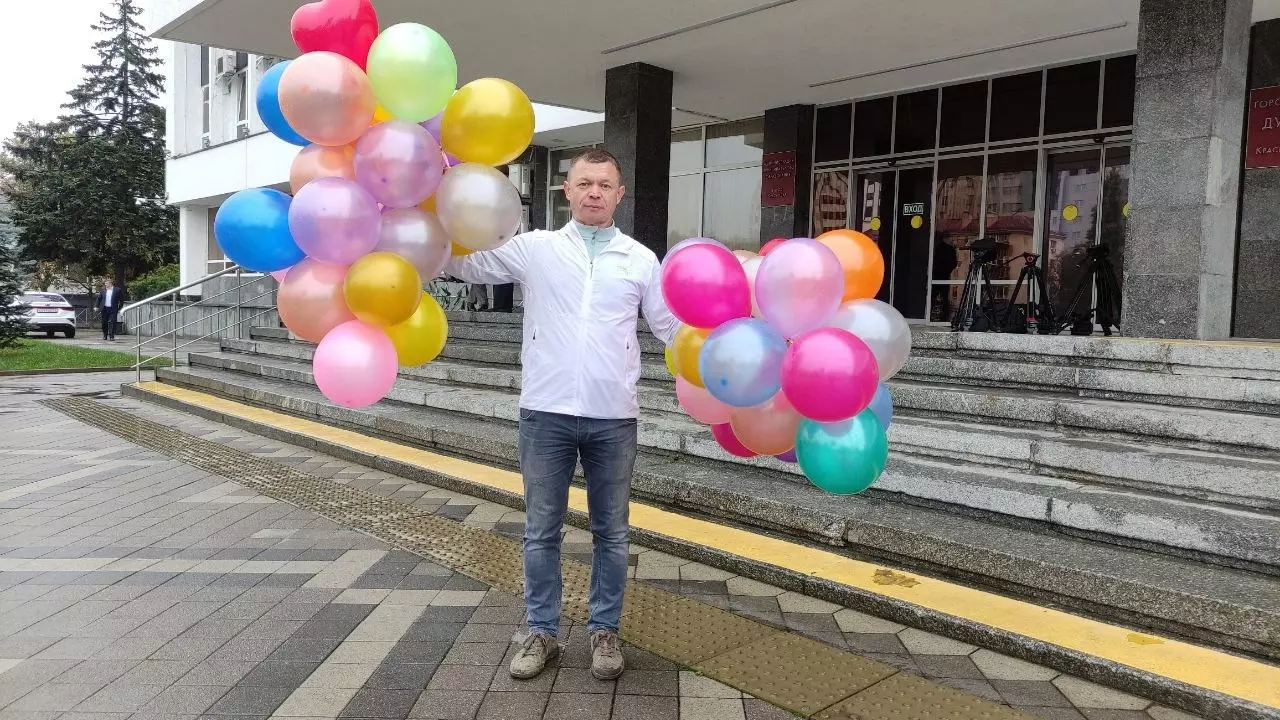 Краснодарец подарил депутатам воздушные шарики с запахом канализации