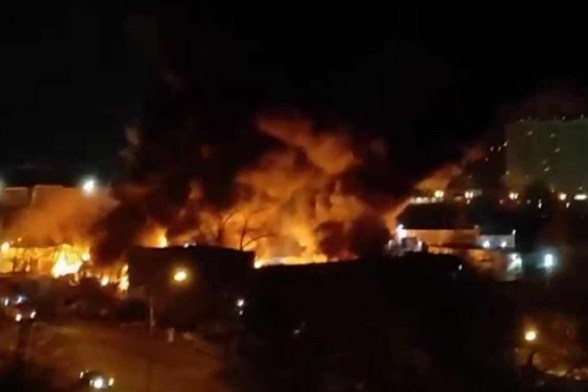 Десятки грузовиков сгорели в промзоне на северо-востоке Москвы