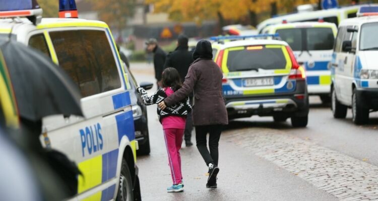 Напавший на школу в Швеции мужчина скончался в больнице