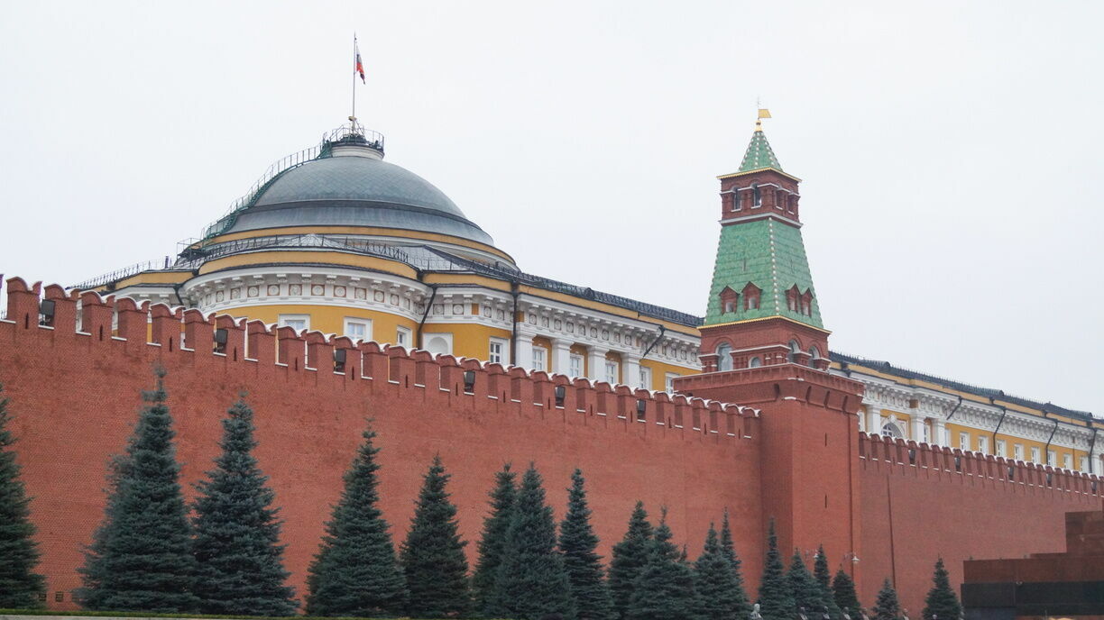 Чихающих и кашляющих журналистов просят не приходить в Кремль