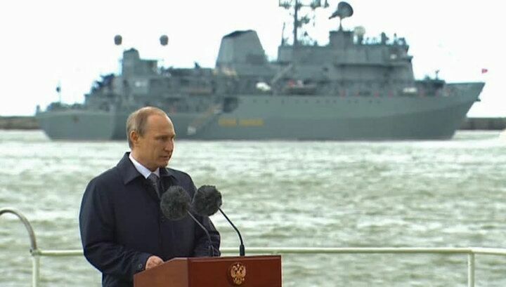 Владимир Путин и Сергей Шойгу поздравили моряков с Днем ВМФ