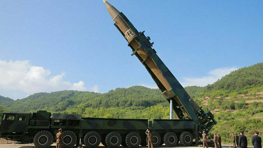 КНДР запустила две ракеты в сторону Японского моря